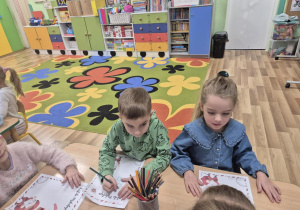 Dzieci piszą listy do Mikołaja.