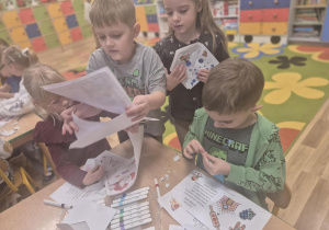 Dzieci piszą listy do Mikołaja.