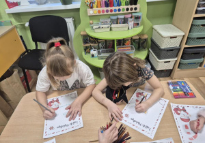 Dzieci piszą listy do Mikołaja.