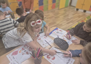 Dzieci piszą listy do Mikołaja.