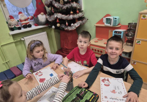 Dzieci piszą listy do Mikołaja.