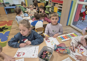 Dzieci piszą listy do Mikołaja.