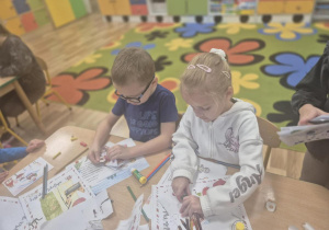 Dzieci piszą listy do Mikołaja.