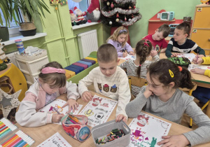 Dzieci piszą listy do Mikołaja.