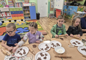 Pieczenie pierniczków.