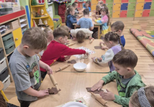 Pieczenie pierniczków.