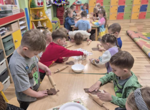 Pieczenie pierniczków.