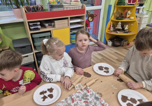 Pieczenie pierniczków.