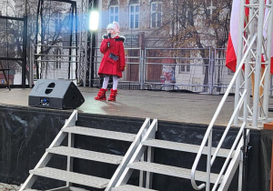 Łucja podczas Koncertu Laureatów śpiewa piosenkę "Taki kraj".