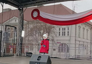 Łucja podczas Koncertu Laureatów śpiewa piosenkę "Taki kraj".