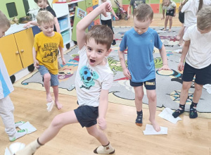 Gry i zabawy ruchowe.