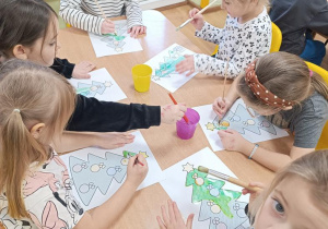 Dzieci malują choinki.