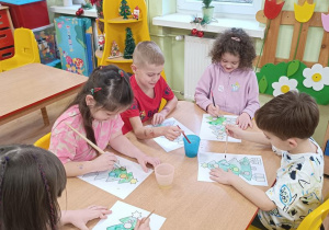 Dzieci malują choinki.