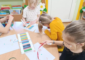 Dzieci ozdabiają skarpety na prezenty.