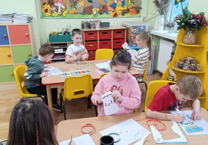 Dzieci ozdabiają skarpety na prezenty.