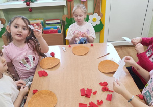 Dzieci wykonują renifery z talerzyka.