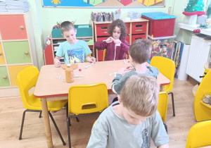 Dzieci wykonują renifery z talerzyka.