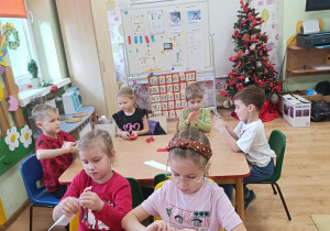 Dzieci wykonują renifery z talerzyka.