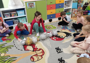 Zabawa matematyczna z bombkami.