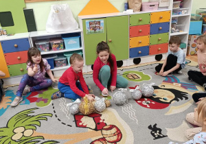 Zabawa matematyczna z bombkami.