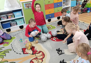 Zabawa matematyczna z bombkami.