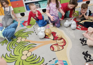 Zabawa matematyczna z bombkami.