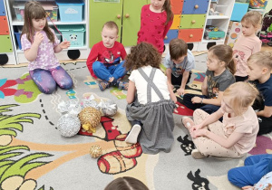 Zabawa matematyczna z bombkami.