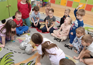 Zabawa matematyczna z bombkami.