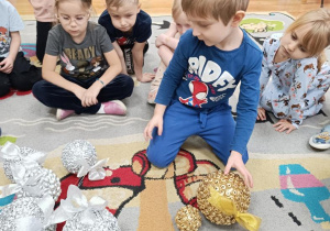 Zabawa matematyczna z bombkami.