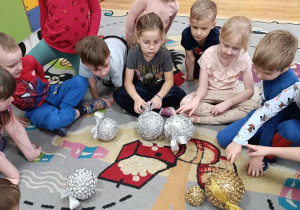 Zabawa matematyczna z bombkami.