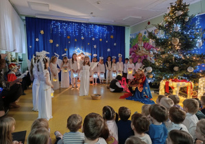 Jasełka w wykonaniu dzieci z grup: Myszki i Jaskółki.