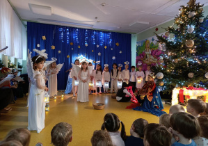 Jasełka w wykonaniu dzieci z grup: Myszki i Jaskółki.