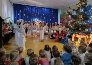 Jasełka w wykonaniu dzieci z grup: Myszki i Jaskółki.