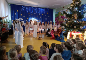 Jasełka w wykonaniu dzieci z grup: Myszki i Jaskółki.