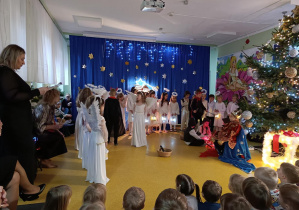 Jasełka w wykonaniu dzieci z grup: Myszki i Jaskółki.