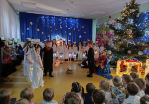 Jasełka w wykonaniu dzieci z grup: Myszki i Jaskółki.