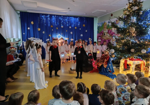 Jasełka w wykonaniu dzieci z grup: Myszki i Jaskółki.