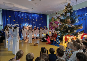 Jasełka w wykonaniu dzieci z grup: Myszki i Jaskółki.