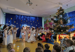 Jasełka w wykonaniu dzieci z grup: Myszki i Jaskółki.