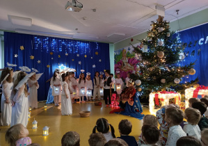 Jasełka w wykonaniu dzieci z grup: Myszki i Jaskółki.