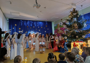 Jasełka w wykonaniu dzieci z grup: Myszki i Jaskółki.