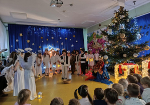 Jasełka w wykonaniu dzieci z grup: Myszki i Jaskółki.