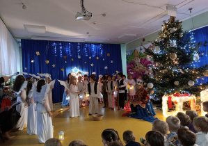 Jasełka w wykonaniu dzieci z grup: Myszki i Jaskółki.