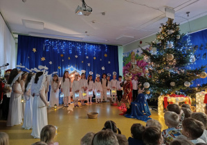 Jasełka w wykonaniu dzieci z grup: Myszki i Jaskółki.