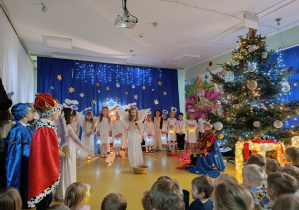 Jasełka w wykonaniu dzieci z grup: Myszki i Jaskółki.