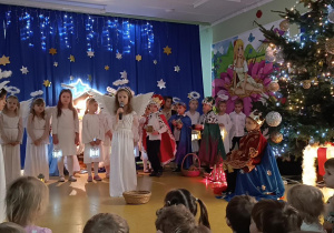Jasełka w wykonaniu dzieci z grup: Myszki i Jaskółki.