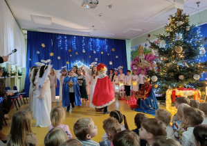 Jasełka w wykonaniu dzieci z grup: Myszki i Jaskółki.