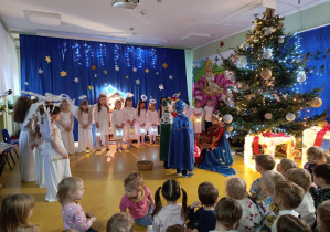 Jasełka w wykonaniu dzieci z grup: Myszki i Jaskółki.