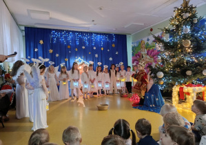 Jasełka w wykonaniu dzieci z grup: Myszki i Jaskółki.