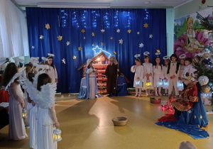 Jasełka w wykonaniu dzieci z grup: Myszki i Jaskółki.
